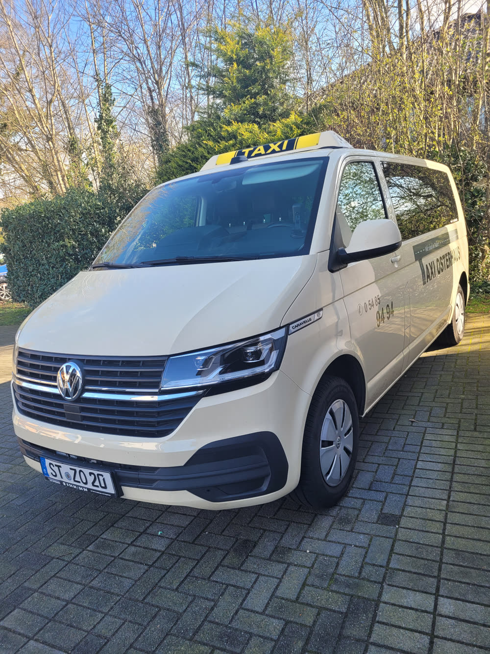 VW Caravelle Taxi von Taxi Osterhaus mit gelbem Taxischild